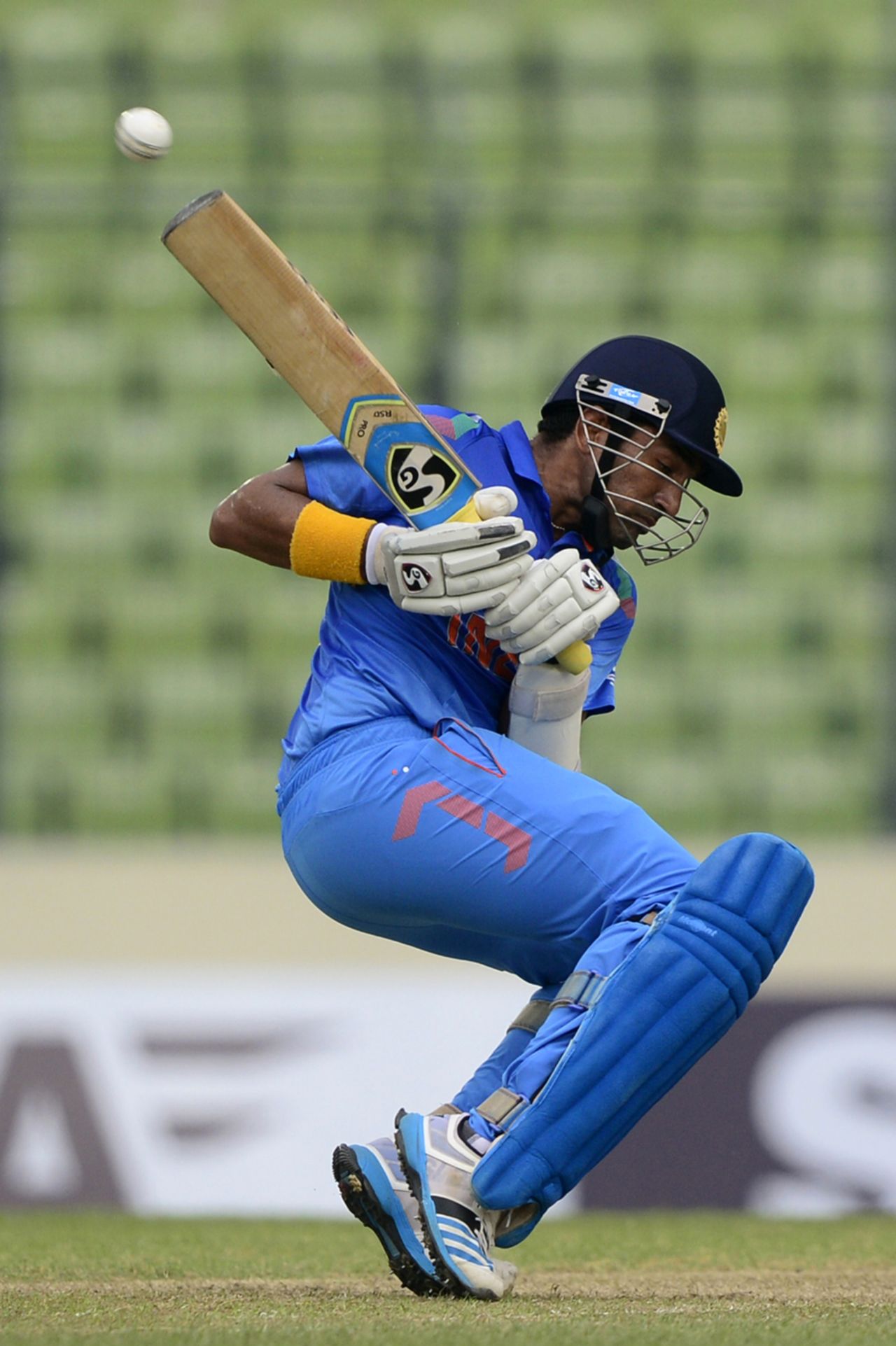 Robin Uthappa ducks a bouncer, Bangladesh v India, 2nd ODI, Mirpur, June 17, 2014