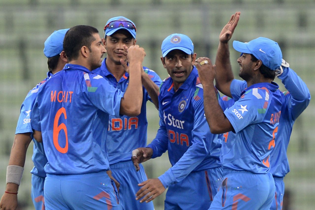 India get together after a Mohit Sharma strike, Bangladesh v India, 2nd ODI, Mirpur, June 17, 2014