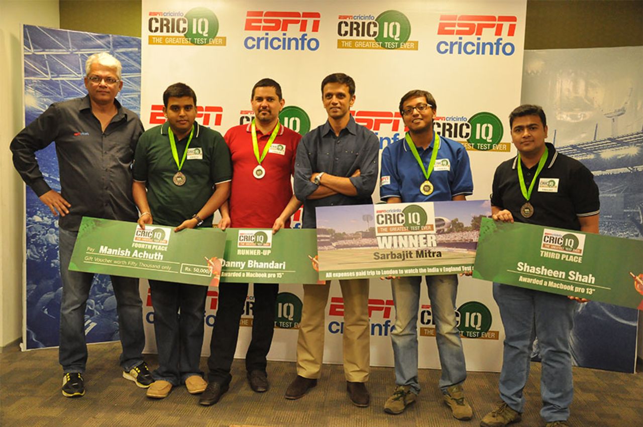 Rahul Dravid and Joy Bhattacharjya pose with the winners at the first season of CricIQ