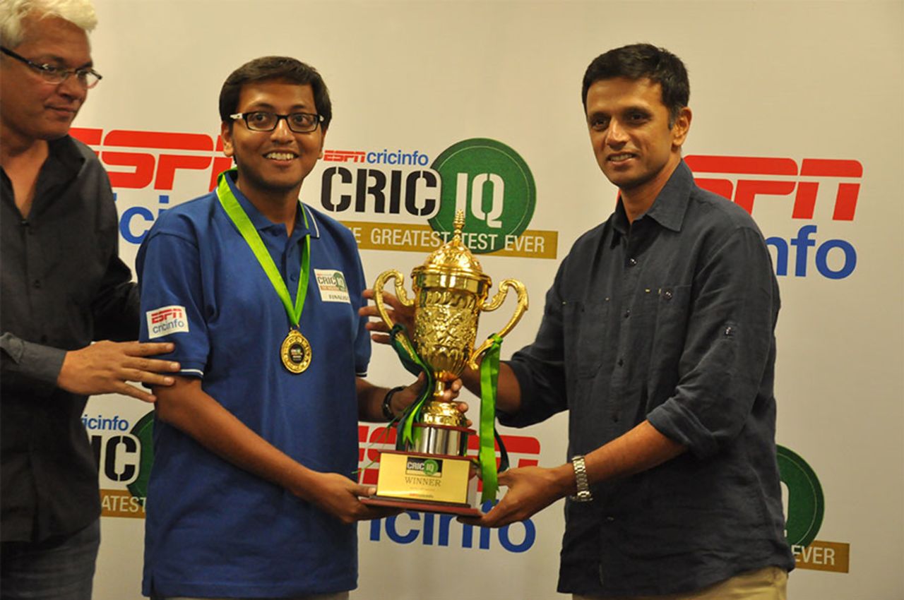 Sarbajit Mitra receives the CricIQ winner's medal and trophy from Rahul Dravid
