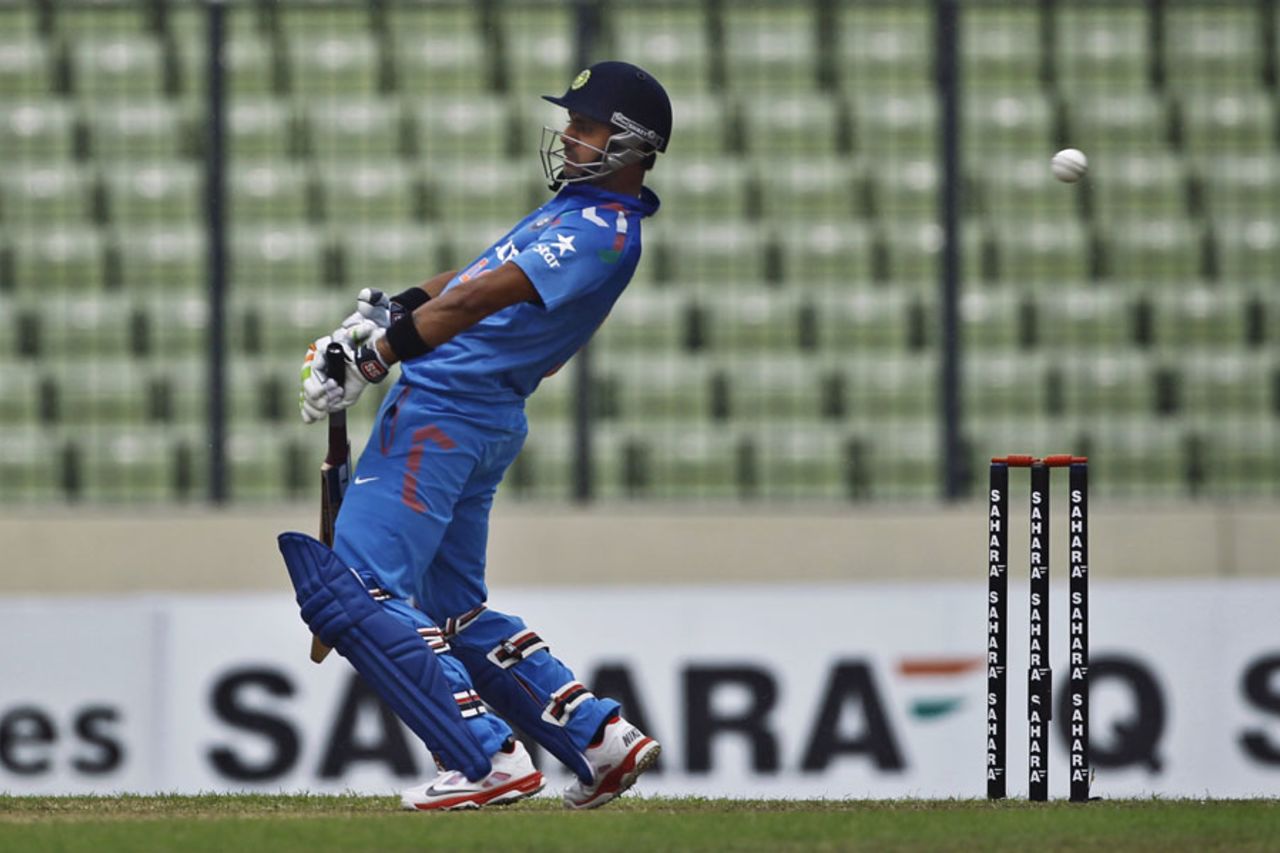 Manoj Tiwary avoids a bouncer, Bangladesh v India, 3rd ODI, Mirpur, June 19, 2014
