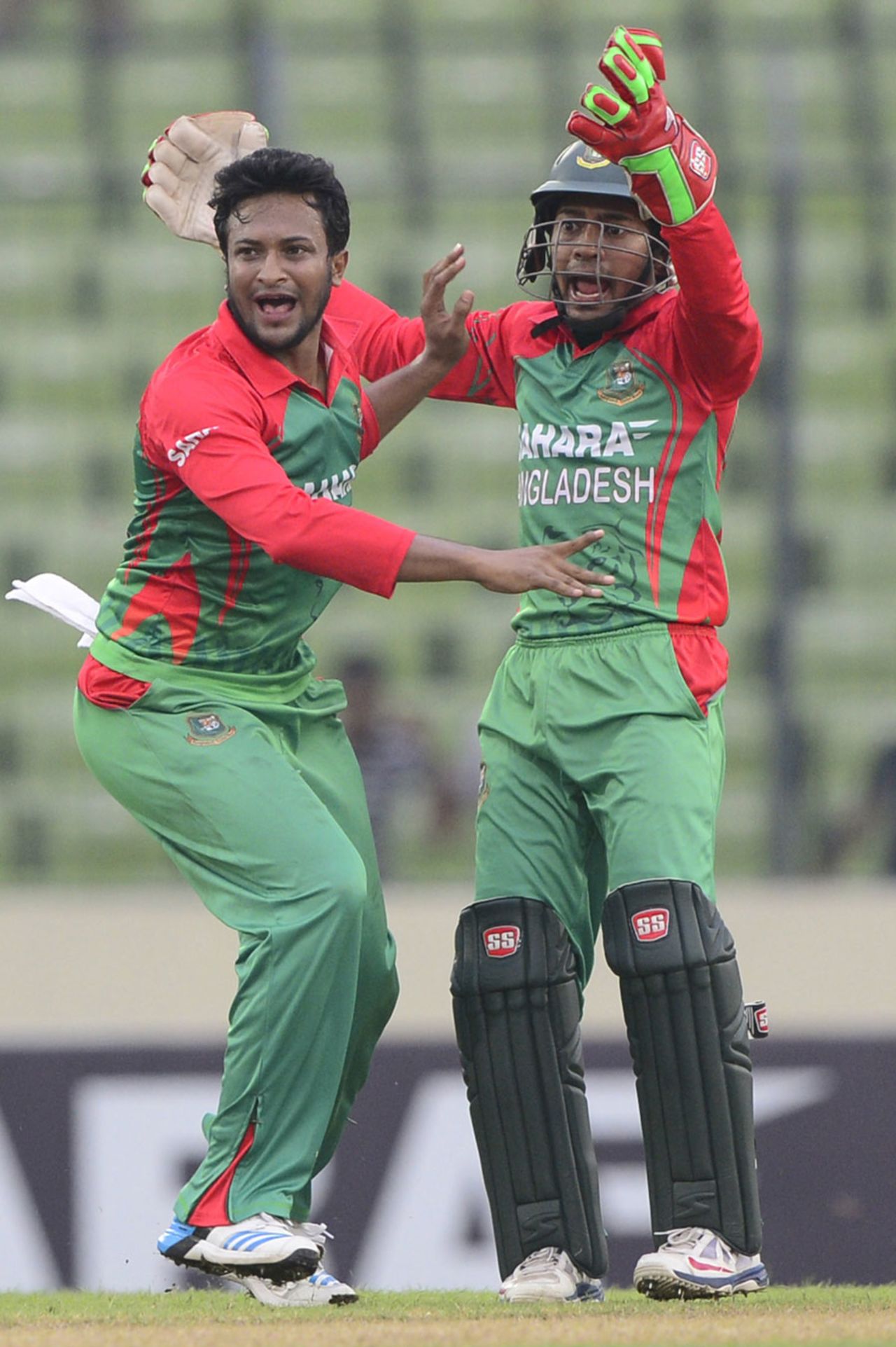 Shakib Al Hasan exults after having Suresh Raina caught behind, Bangladesh v India, 3rd ODI, Mirpur, June 19, 2014