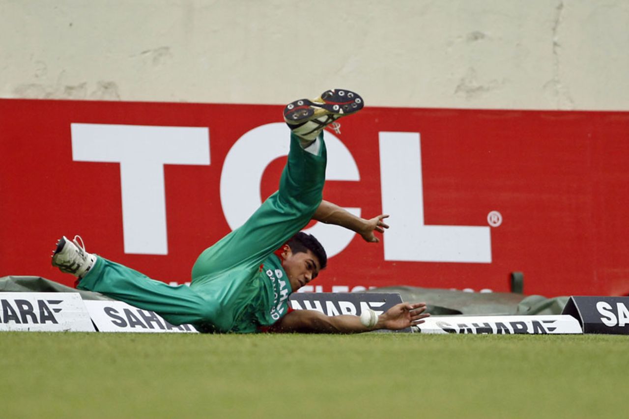 Taskin Ahmed dives to stop a boundary, Bangladesh v India, 3rd ODI, Mirpur, June 19, 2014