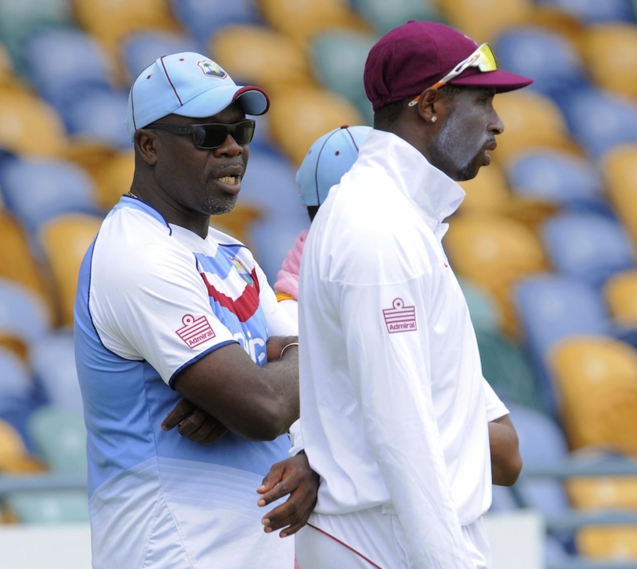 Ottis Gibson speaks to Shane Shillingford, West Indies v New Zealand, 3rd Test, Barbados, 4th day, June 29, 2014