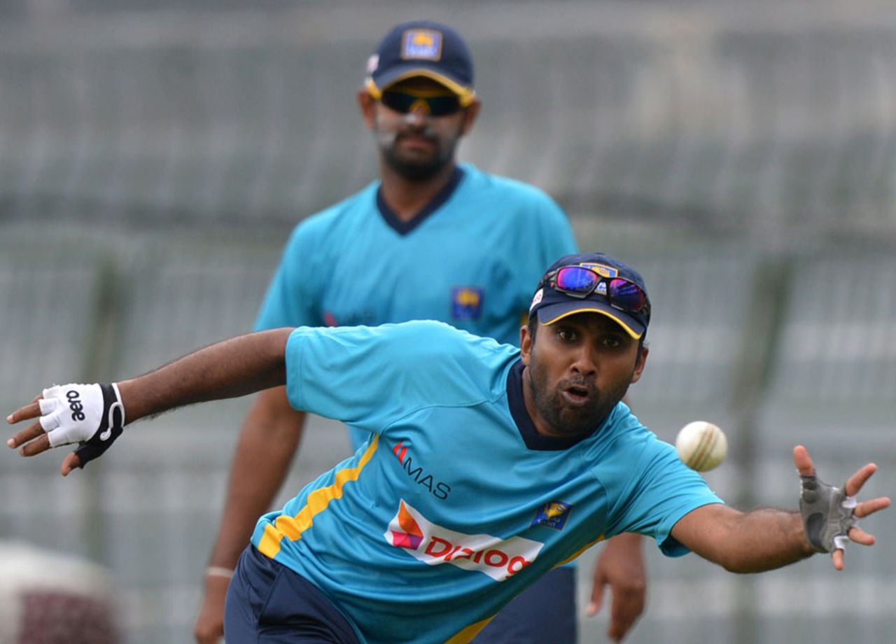 Mahela Jayawardene has his eyes on the ball, Colombo, July 5, 2014