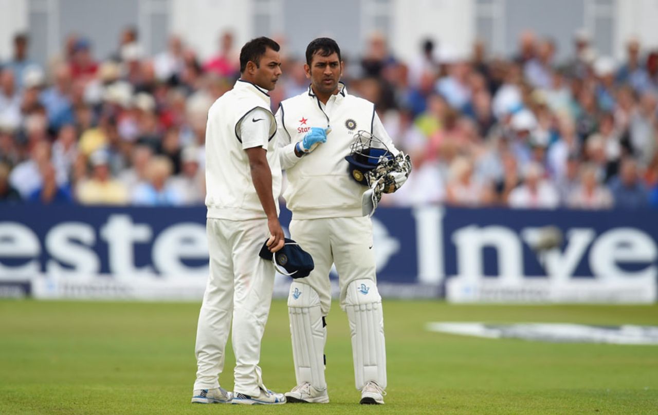 MS Dhoni discusses plans with Stuart Binny, England v India, 1st Investec Test, Trent Bridge, 3rd day, July 11, 2014