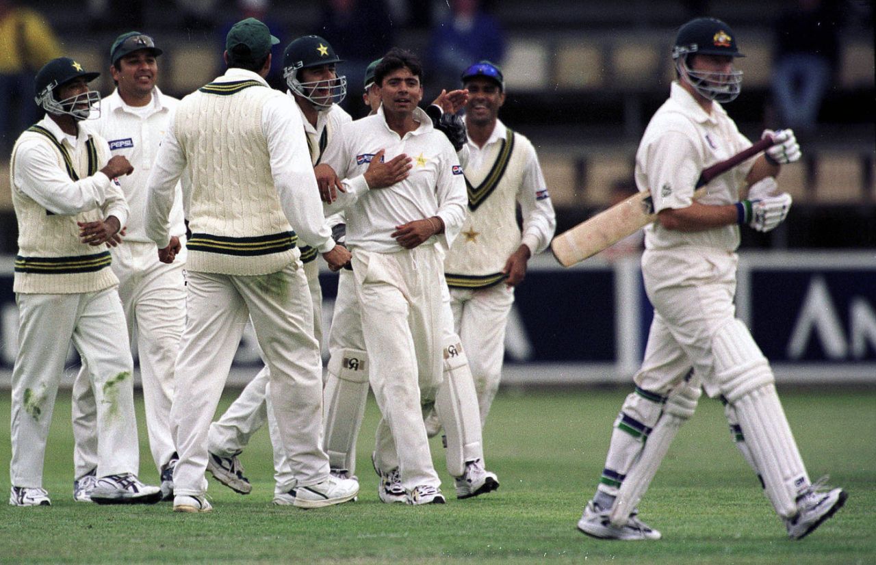 Steve Waugh walks back after being dismissed for 28 by Saqlain Mushtaq, Australia v Pakistan, 2nd Test, Hobart, 4th day, November 21, 1999