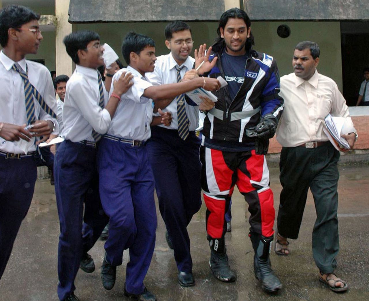 MS Dhoni is mobbed by students of his alma mater in Ranchi, August 23, 2006