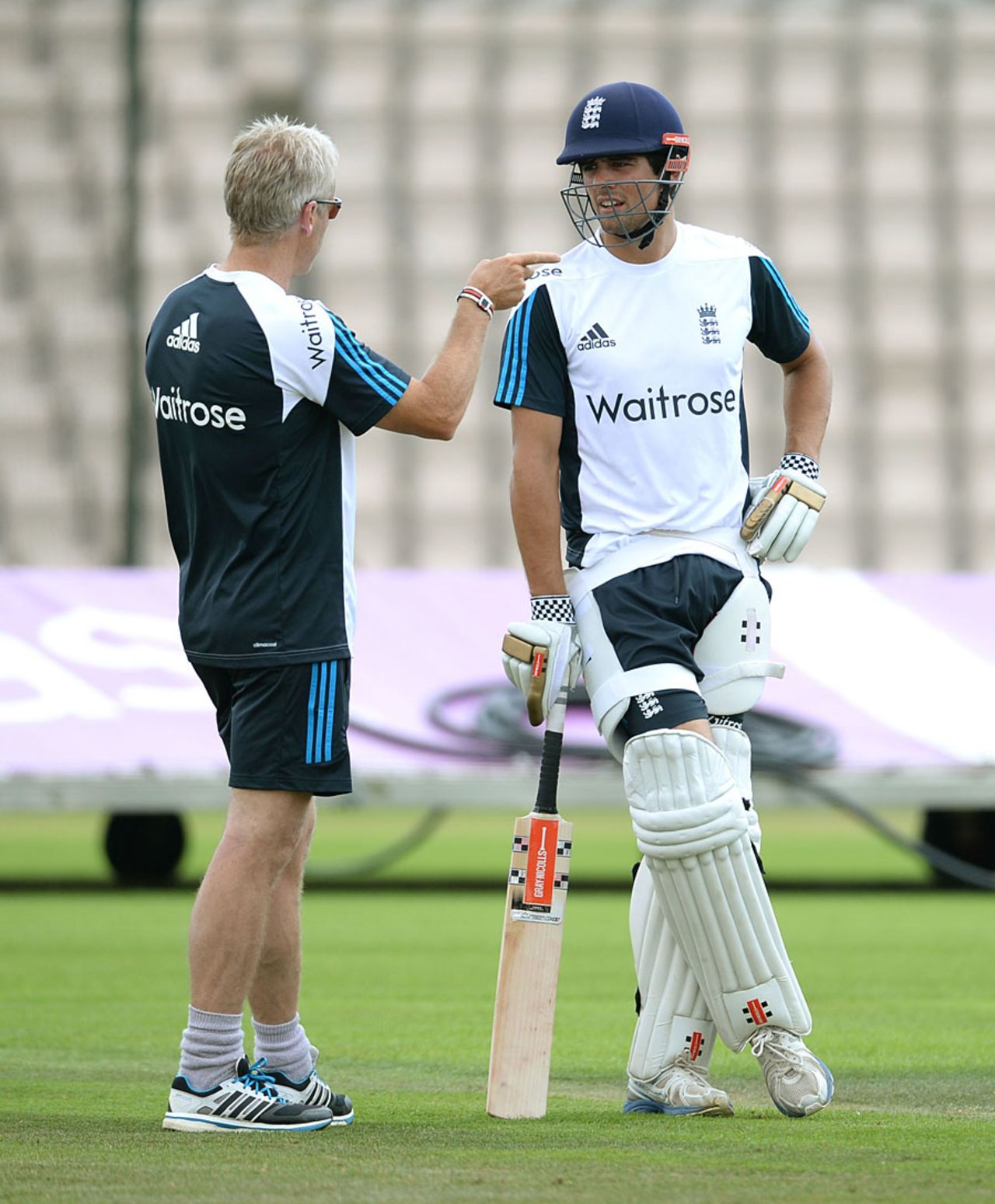 Peter Moores chats with Alastair Cook, Ageas Bowl, July 25, 2014