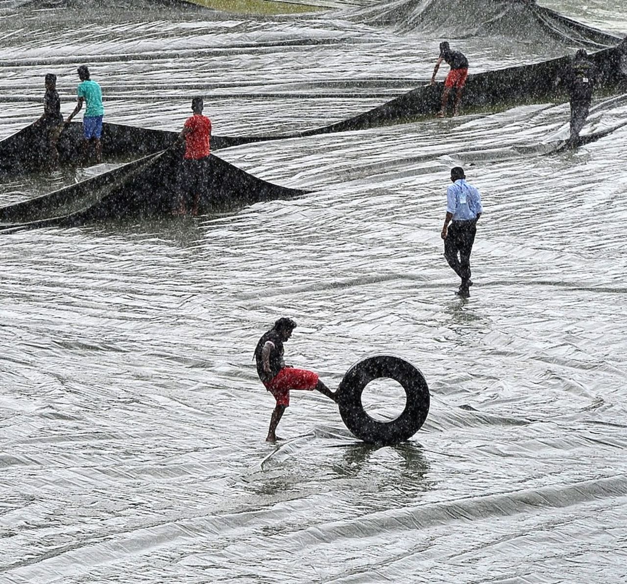 Water games: Rain kept the ground staff busy on the fifth morning, Sri Lanka v South Africa, 2nd Test, Colombo, 5th day, July 28, 2014