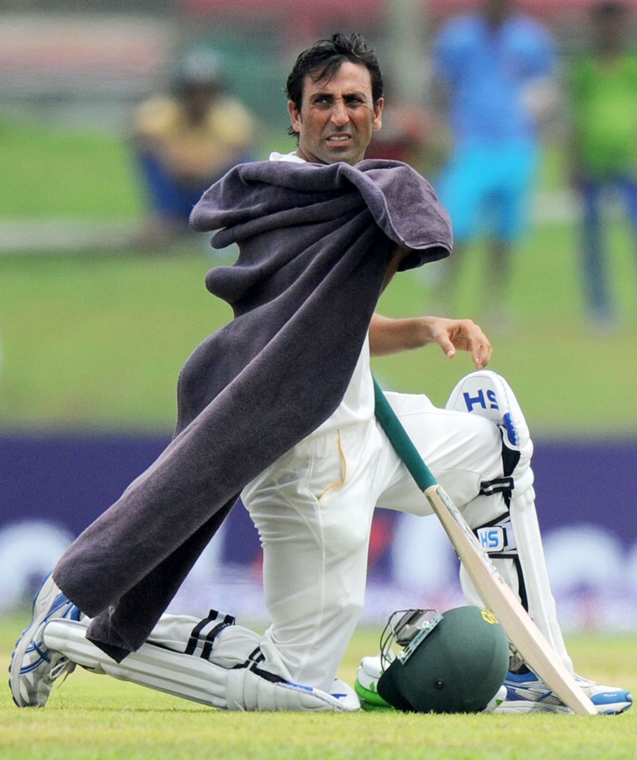 Younis Khan takes a break in the middle, Sri Lanka v Pakistan, 1st Test, Galle, 1st day, August 6, 2014
