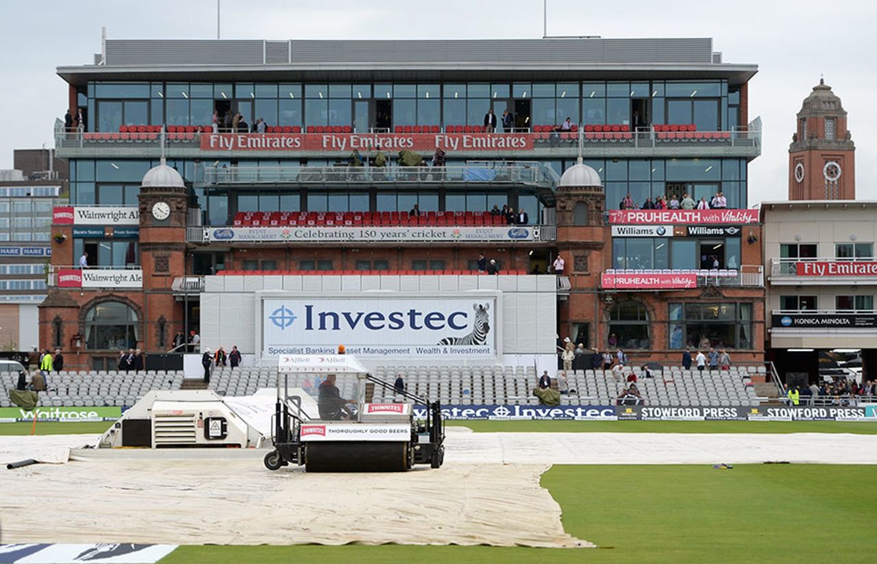 Drizzle delayed the start of play by half an hour, England v India, 4th Test, Old Trafford, 1st day, August 7, 2014
