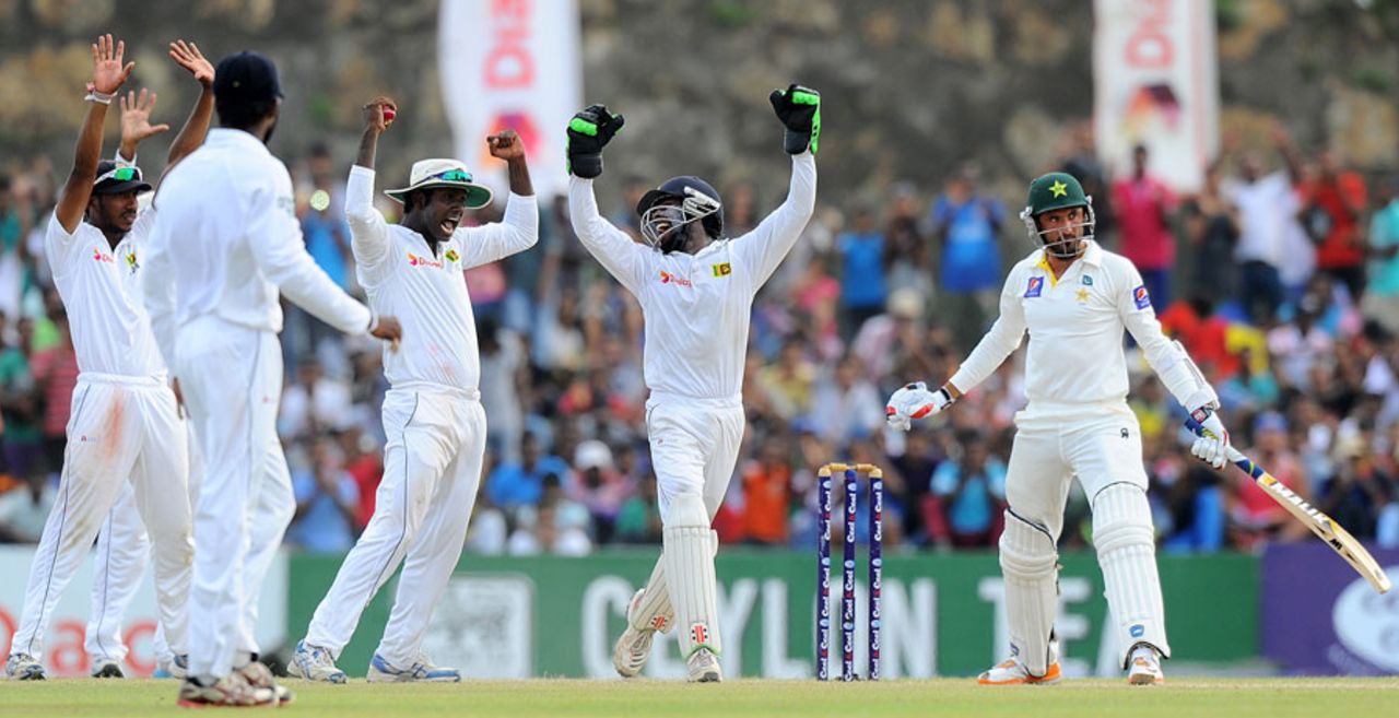 Sri Lanka celebrate the final wicket of Junaid Khan, Sri Lanka v Pakistan, 1st Test, Galle, 5th day, August 10, 2014
