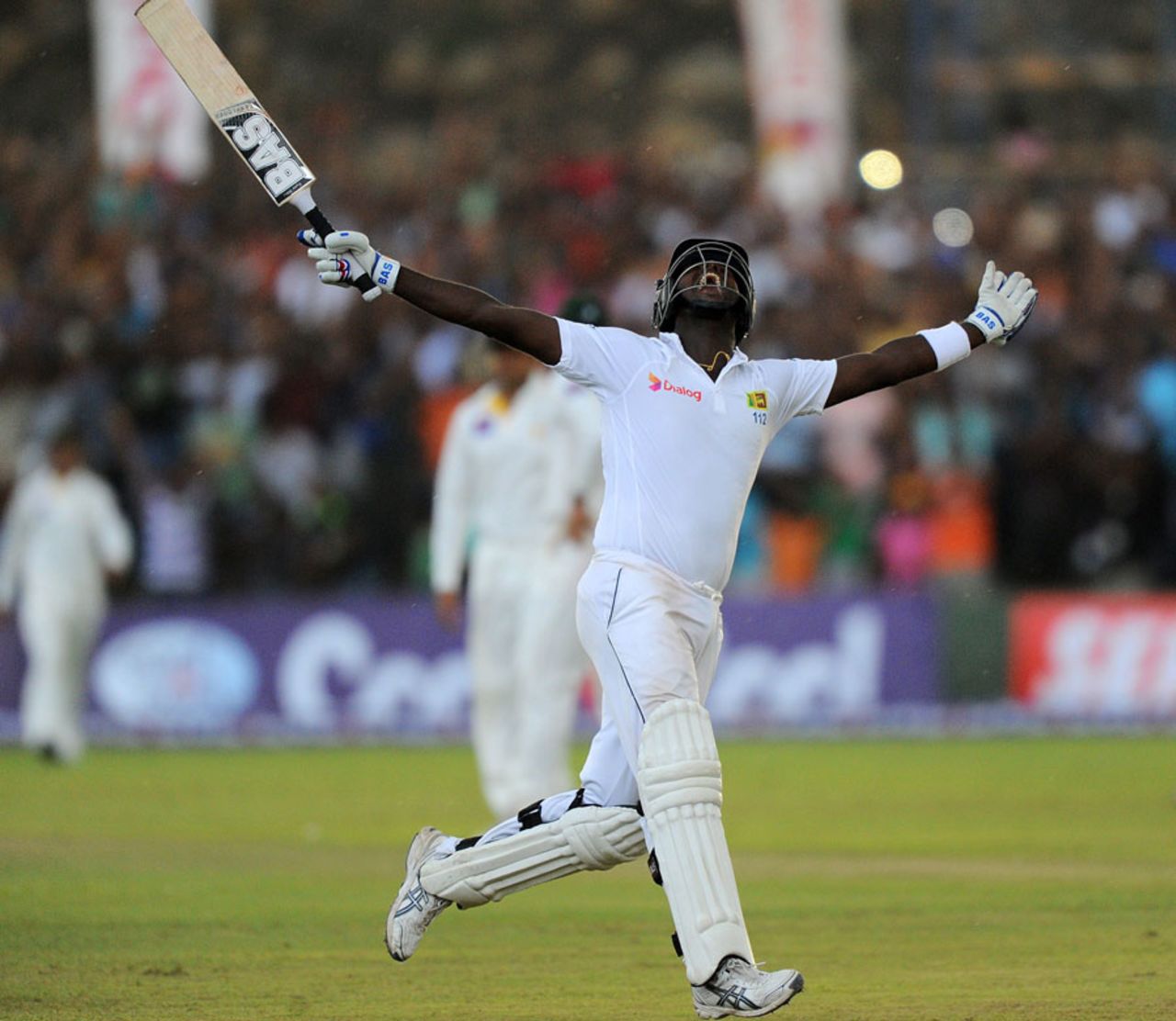 Angelo Mathews celebrates after hitting the winning runs, Sri Lanka v Pakistan, 1st Test, Galle, 5th day, August 10, 2014