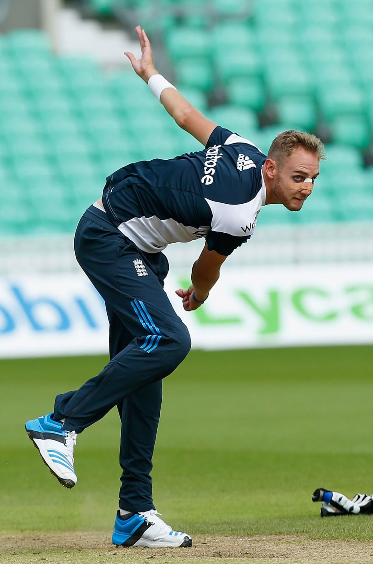 Stuart Broad bowls with a protective splint on his nose, The Oval, August 14, 2014