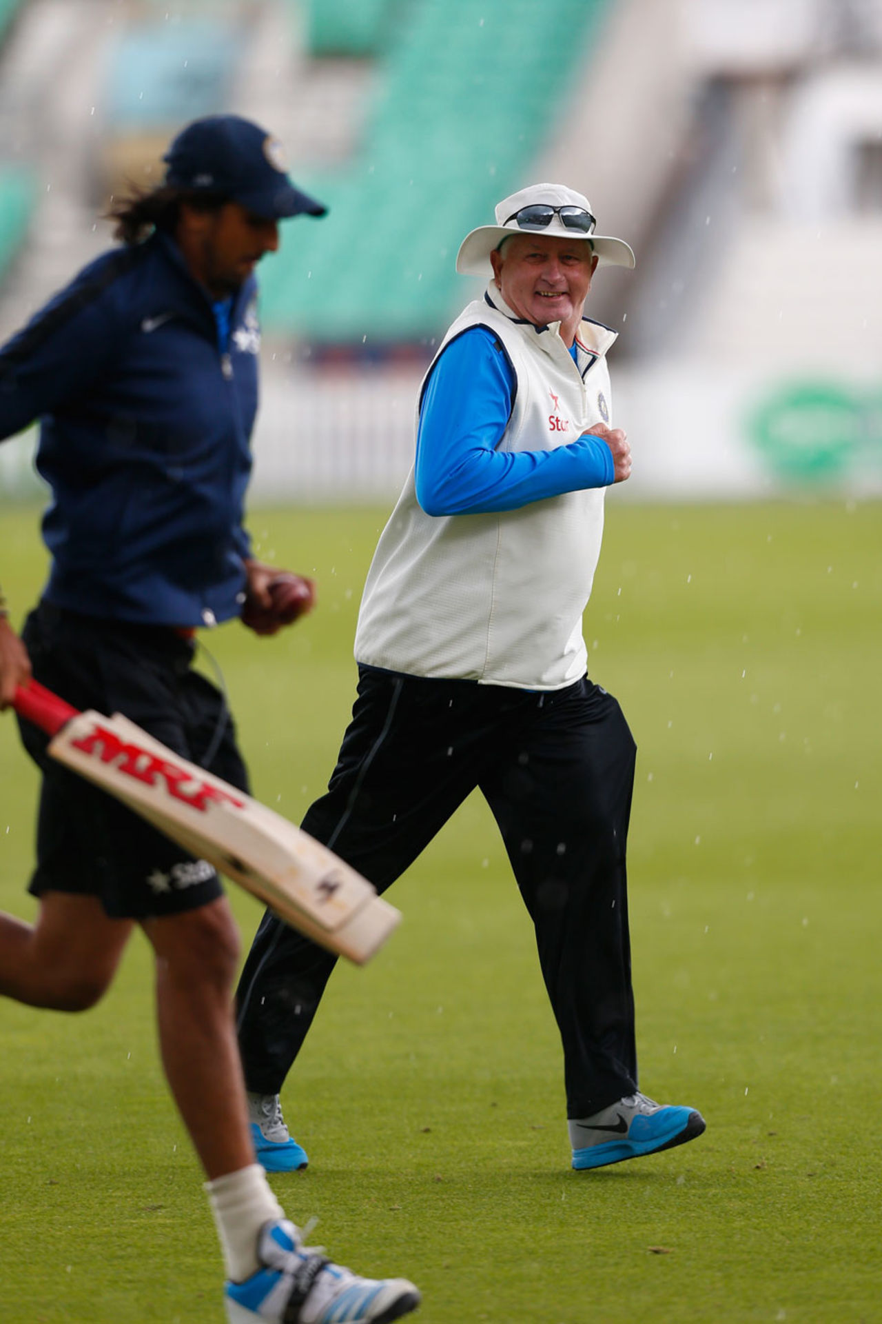 Ishant Sharma and Duncan Fletcher look to beat the rain, The Oval, August 14, 2014