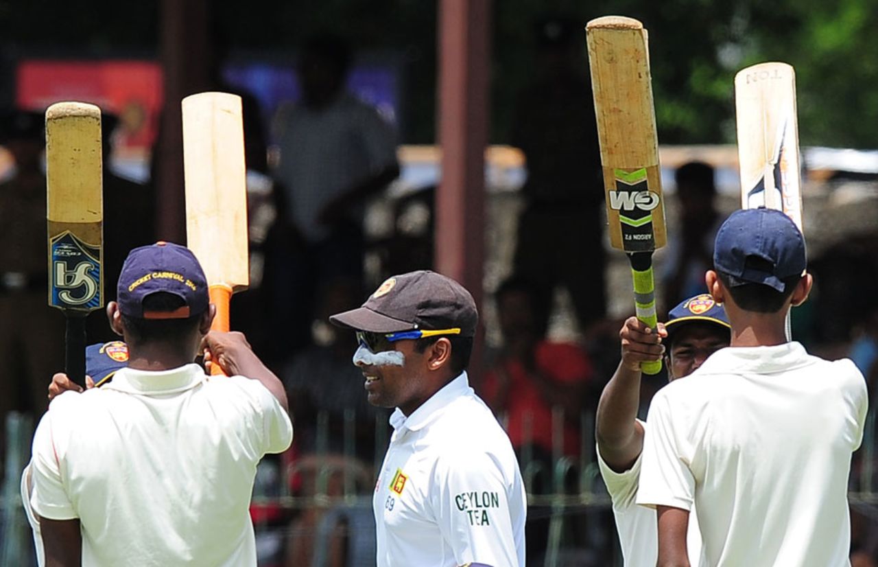 Mahela Jayawardene walks past a guard of honour, Sri Lanka v Pakistan, 2nd Test, Colombo, 2nd day, August 15, 2014
