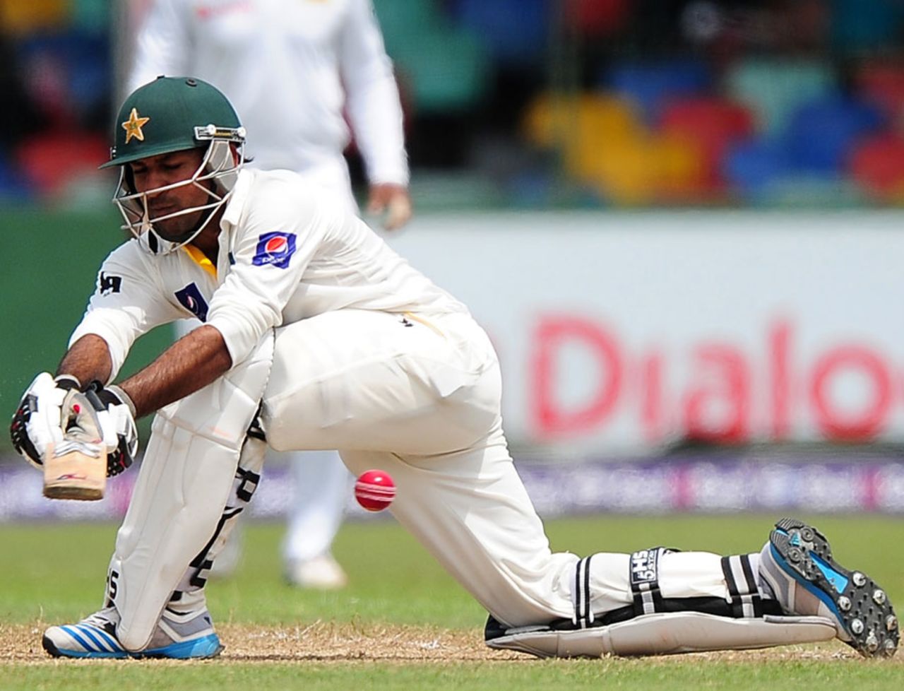 Sarfraz Ahmed sweeps, Sri Lanka v Pakistan, 2nd Test, Colombo, 3rd day, August 16, 2014