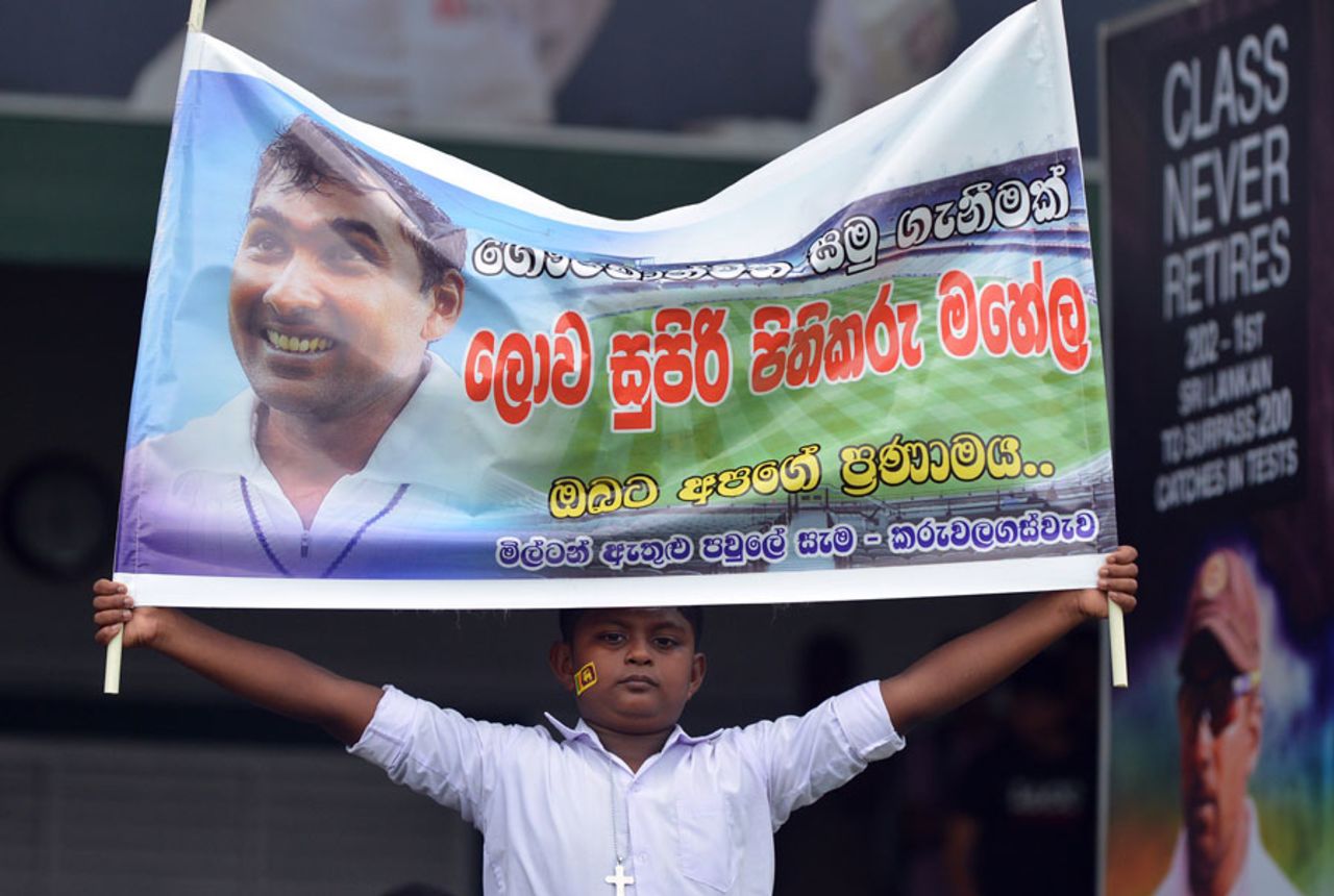 "Mahela, one of the world's best batsmen. You have our praise," the placard says, Sri Lanka v Pakistan, 2nd Test, Colombo, 4th day, August 17, 2014