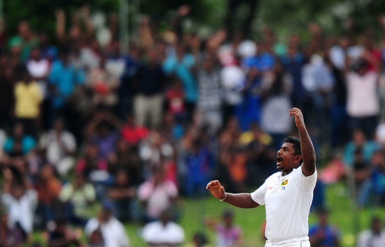 The Sunday crowd was delighted with Rangana Herath's efforts, Sri Lanka v Pakistan, 2nd Test, Colombo, 4th day, August 17, 2014