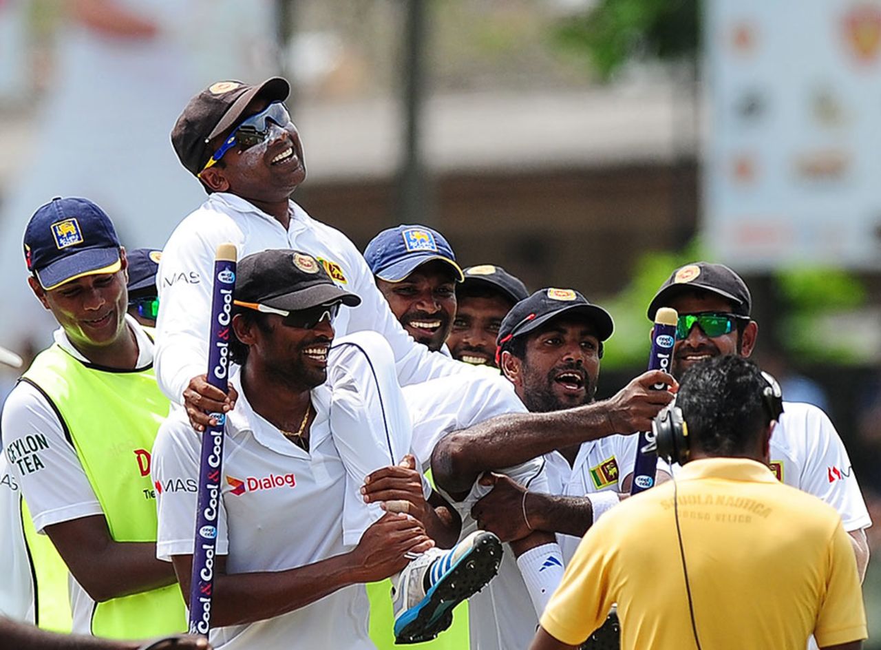 Sri Lanka's players give Mahela Jayawardene a ride around the SSC, Sri Lanka v Pakistan, 2nd Test, SSC, 5th day, August 18, 2014