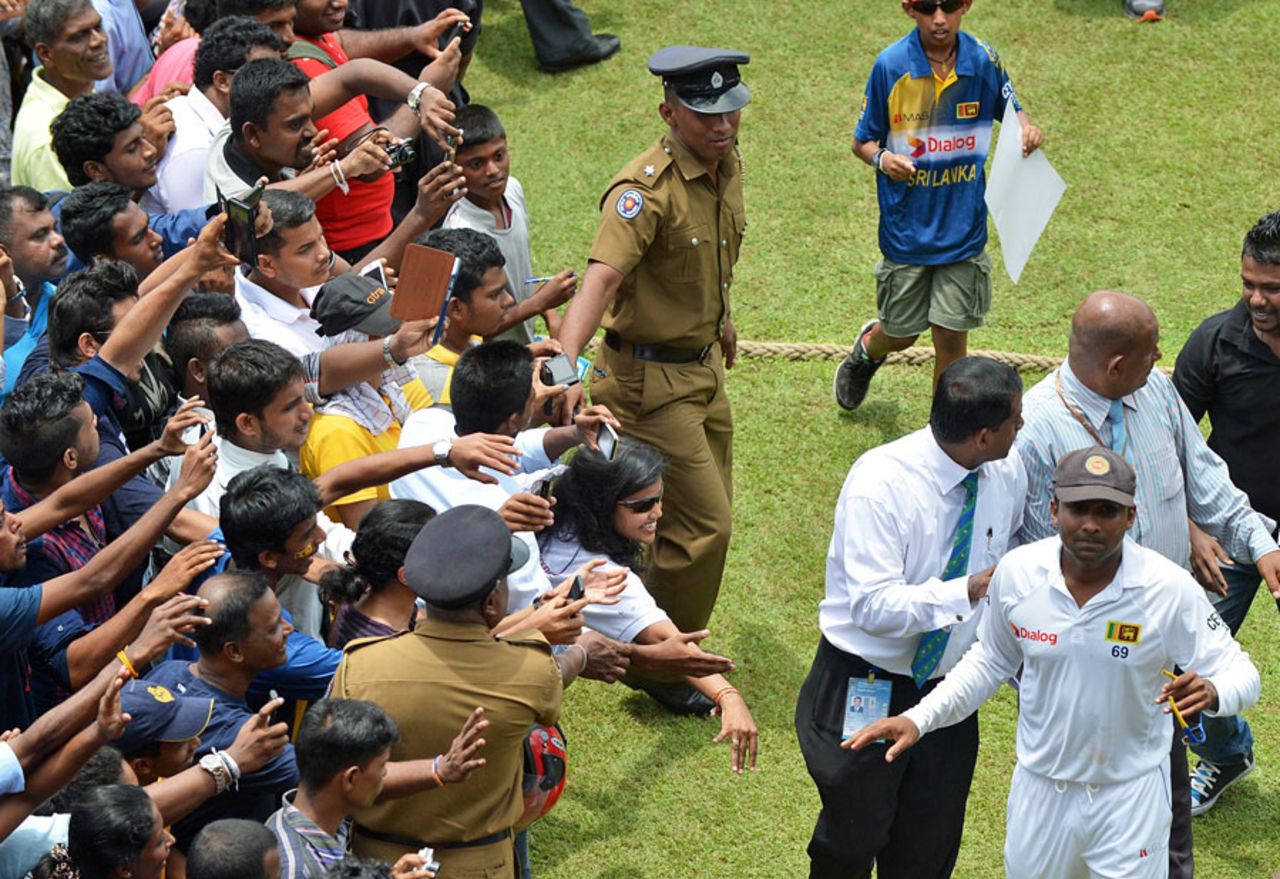 Mahela Jayawardene walks past a group of fans, Sri Lanka v Pakistan, 2nd Test, SSC, 5th day, August 18, 2014