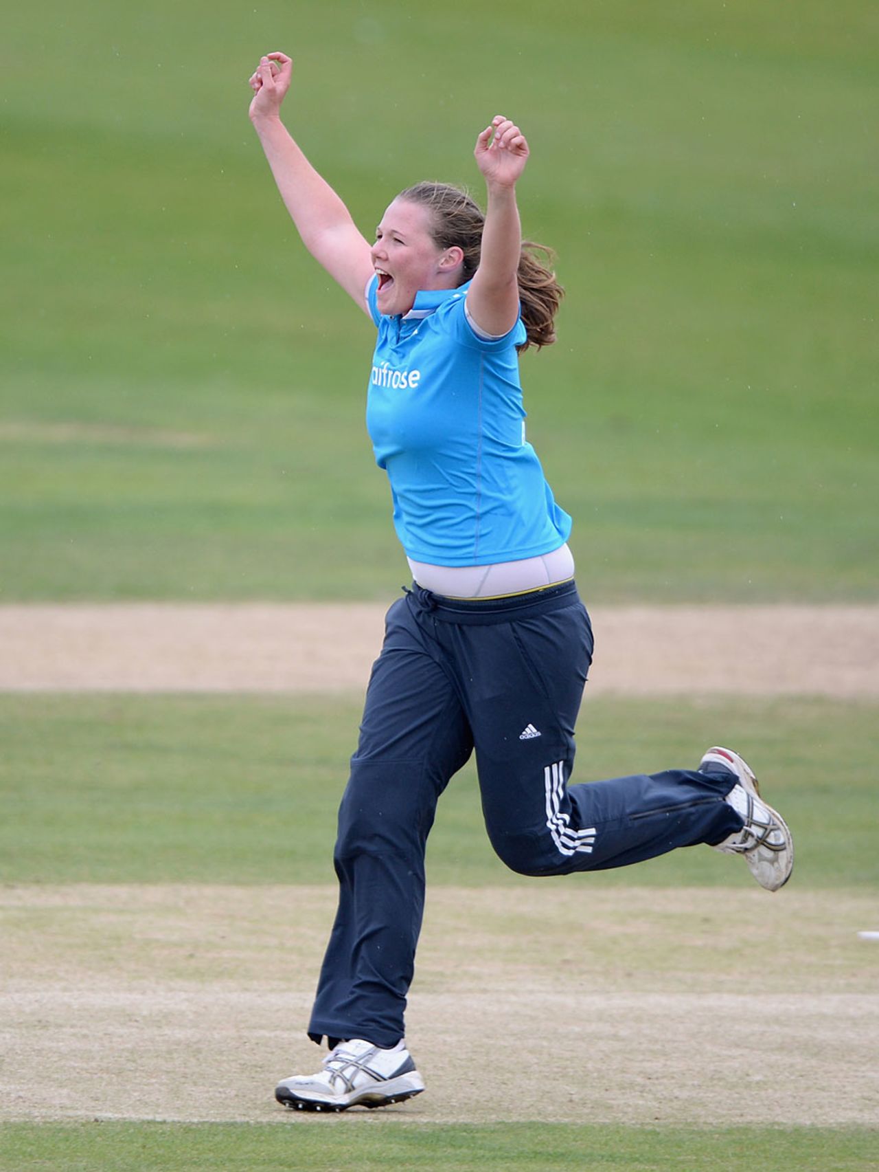 Anya Shrubsole made early breakthroughs for England, England v India, 1st women's ODI, Scarborough, August 21, 2014