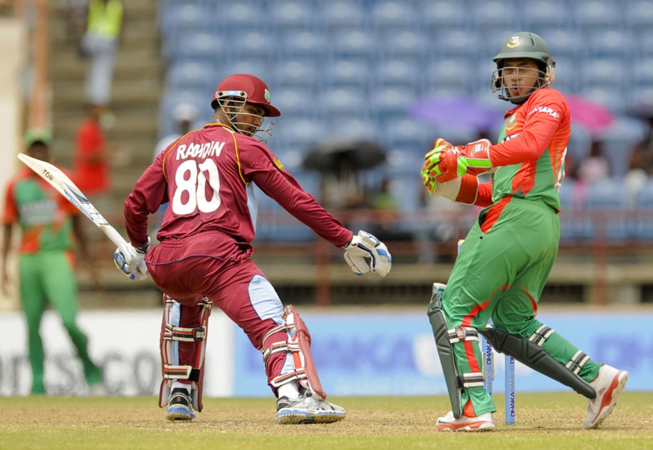 Mushfiqur Rahim missed a stumping chance when Denesh Ramdin was on 21, West Indies v Bangladesh, 2nd ODI, St George's, Grenada, August 22, 2014
