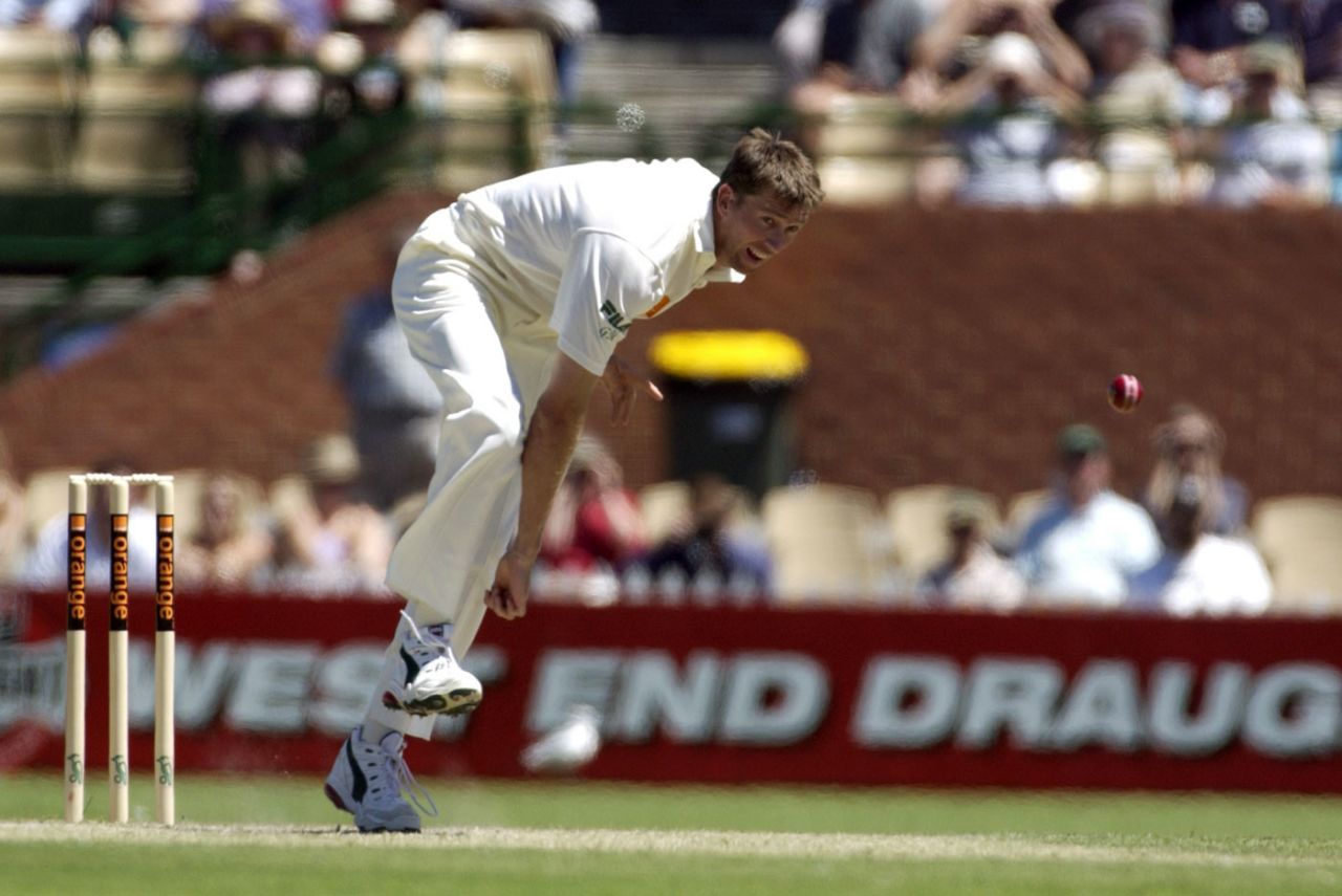 Glenn McGrath bowls, Australia v South Africa, 1st Test, Adelaide, 2nd day, December 15, 2001