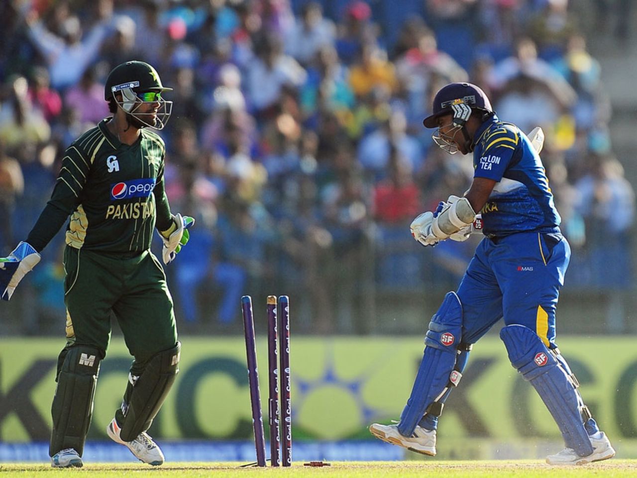 Mahela Jayawardene was bowled for 67, Sri Lanka v Pakistan, 2nd ODI, Hambantota, August 26, 2014