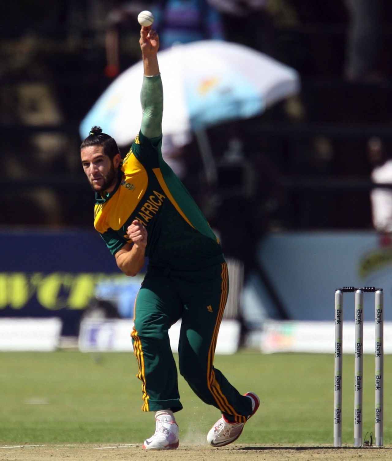 Wayne Parnell in action, Australia v South Africa, tri-series, Harare, August 27, 2014
