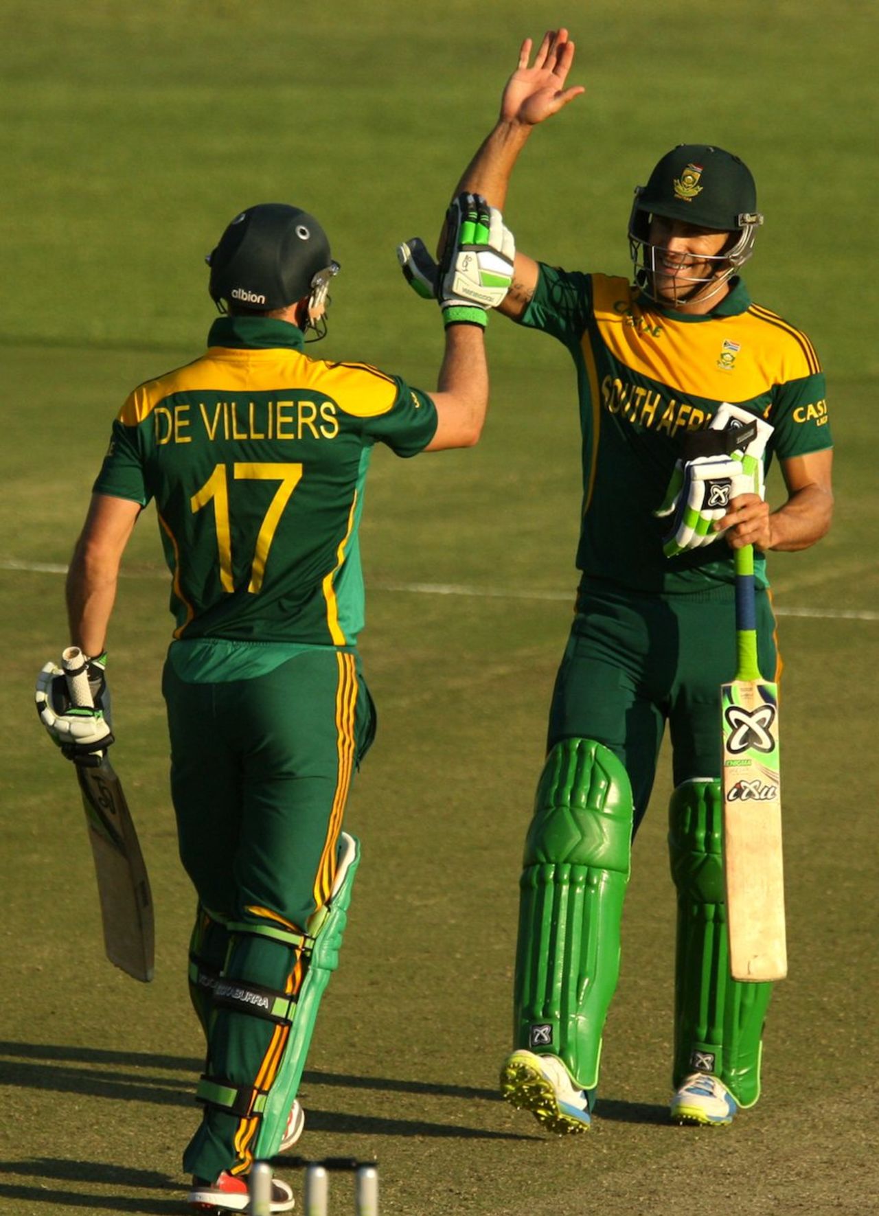 Faf du Plessis high fives AB de Villiers, Australia v South Africa, tri-series, Harare, August 27, 2014