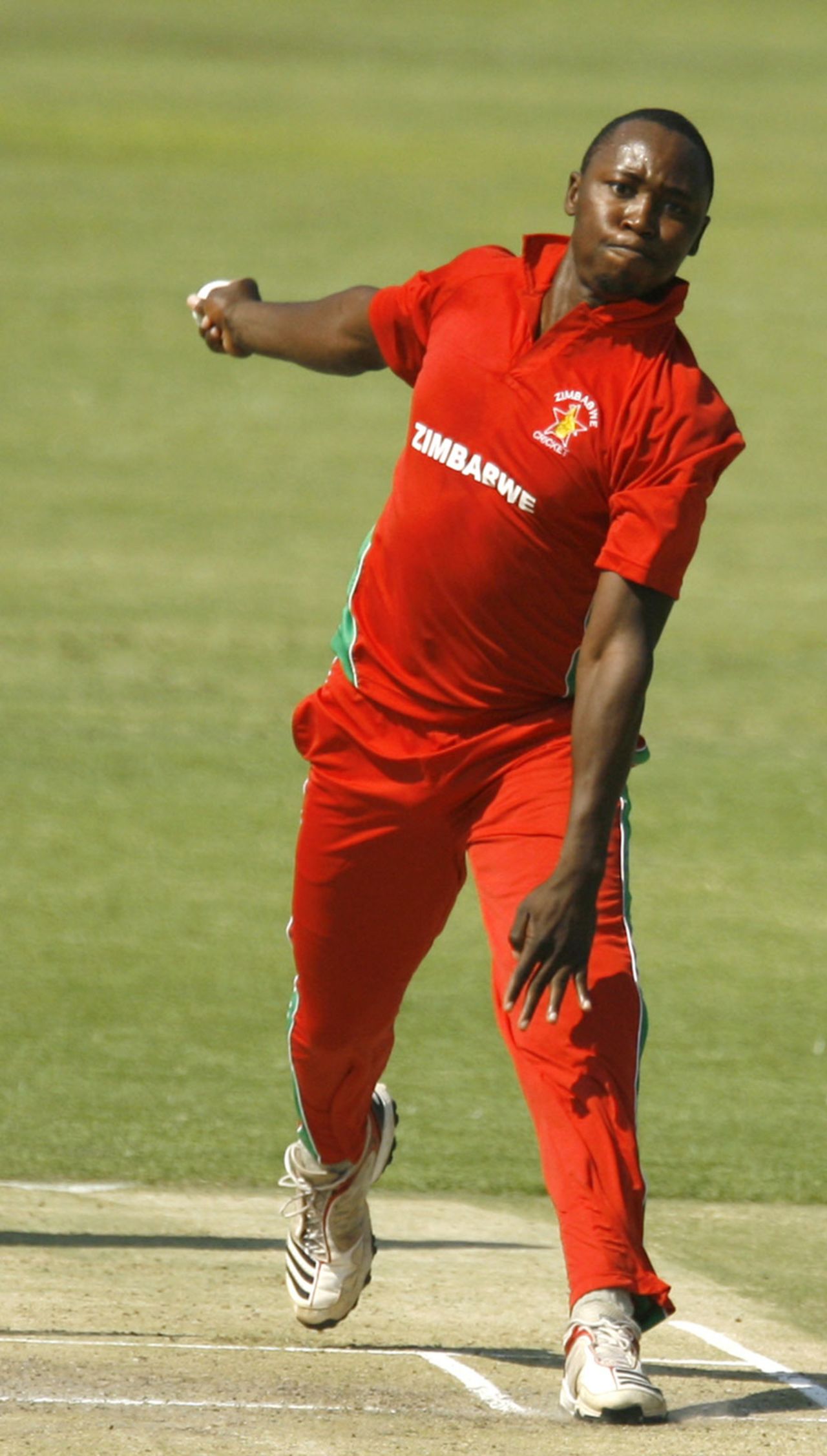 Tendai Chatara has a bowl, Zimbabwe v South Africa, tri-series, Harare, August 29, 2014