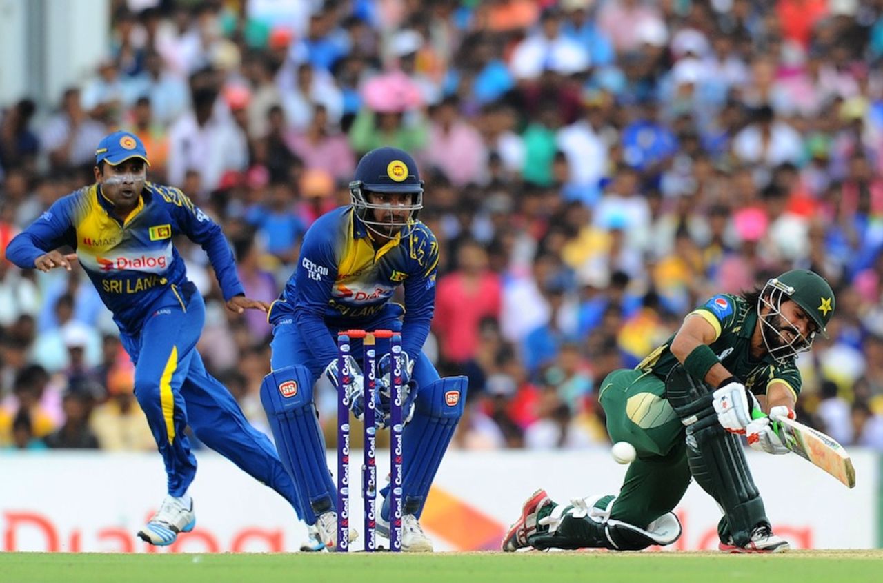 Fawad Alam slog sweeps, Sri Lanka v Pakistan, 3rd ODI, Dambulla, August 30, 2014