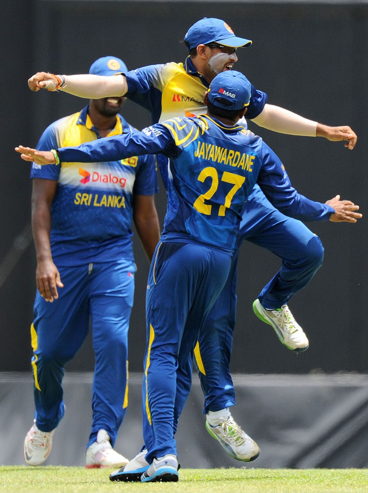 Mahela Jayawardene and Tilakaratne Dilshan celebrate a wicket, Sri Lanka v Pakistan, 3rd ODI, Dambulla, August 30, 2014