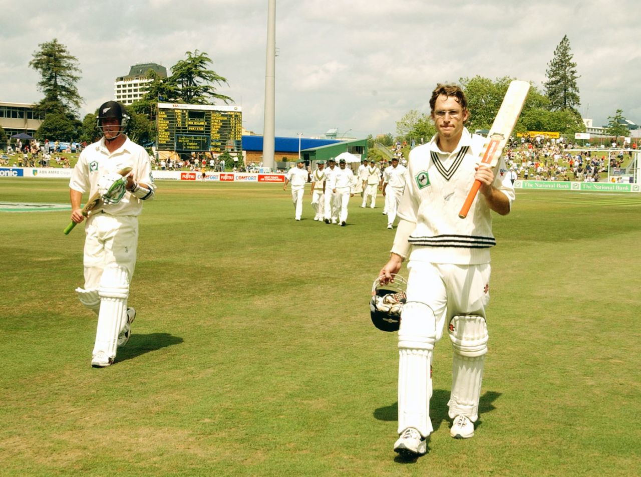 Daniel Vettori acknowledges the applause for his first Test century, New Zealand v Pakistan, 1st Test, Hamilton, 2nd day, December 20, 2003