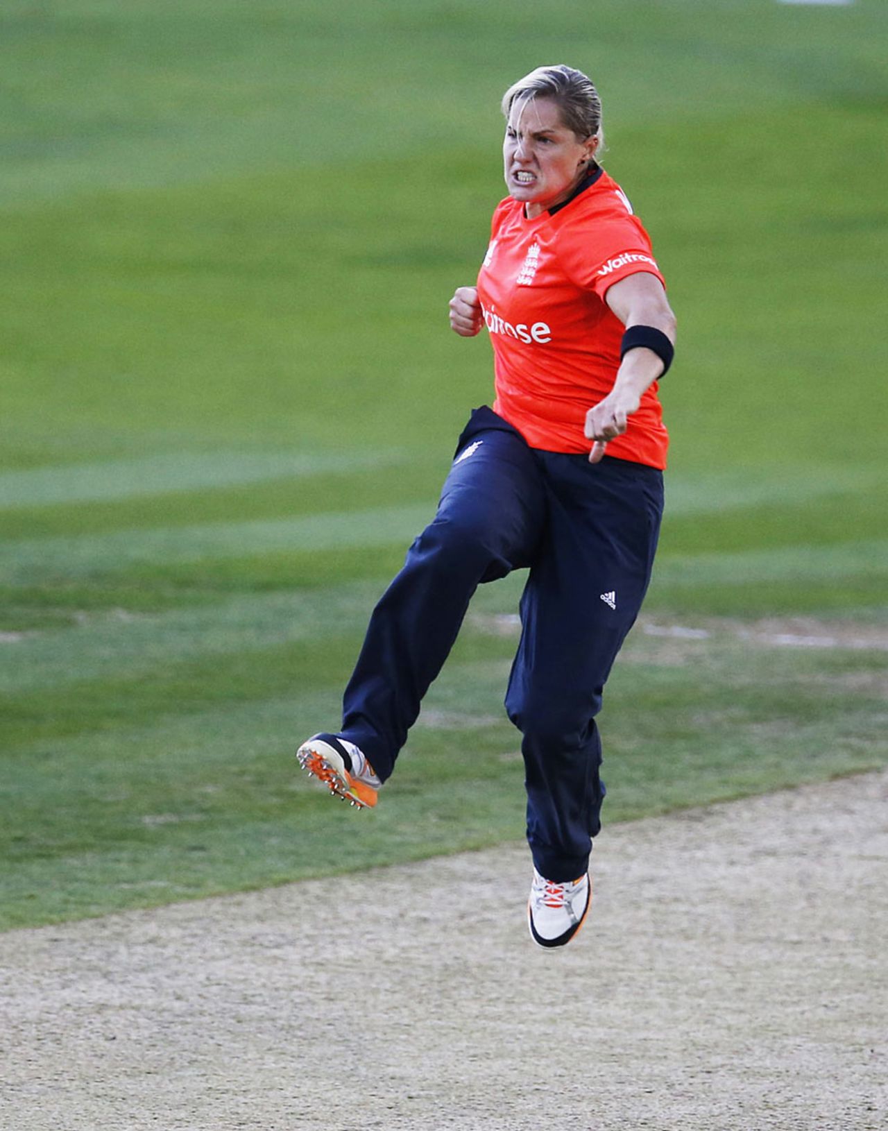 Katherine Brunt made the first breakthrough, England v South Africa, 1st women's T20, Chelmsford, September 1, 2014