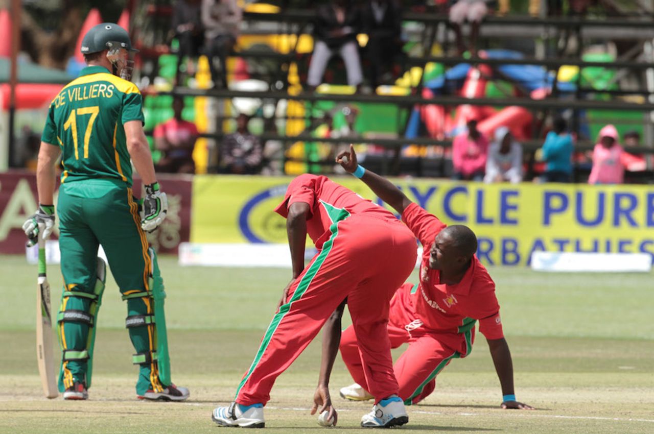 AB de Villiers fell to another bizarre run out, Zimbabwe v South Africa, tri-series, Harare, September 4, 2014