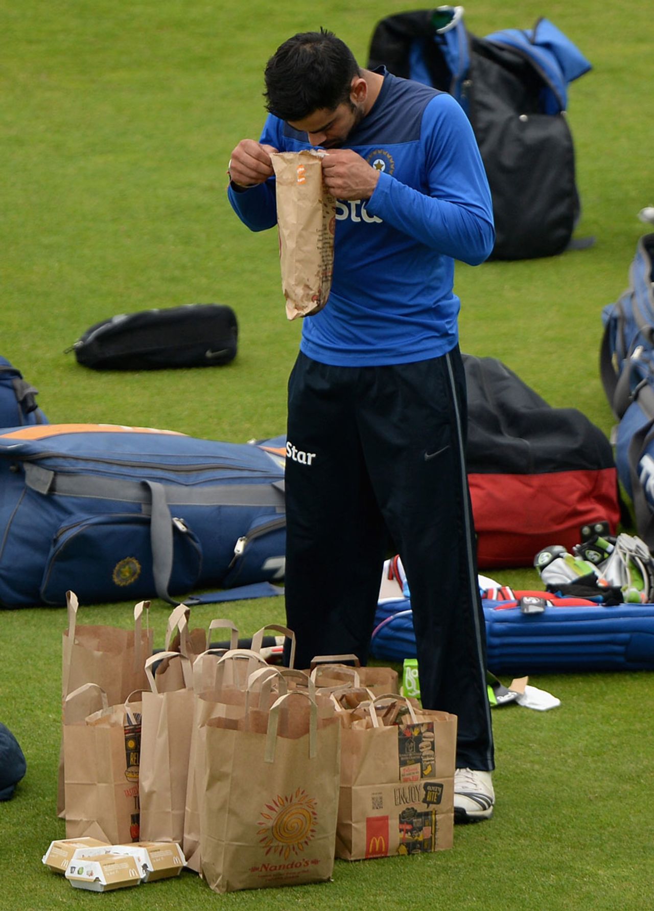 'Where's my chicken'? Virat Kohli tries to pick out his lunch, Headingley, September 4, 2014