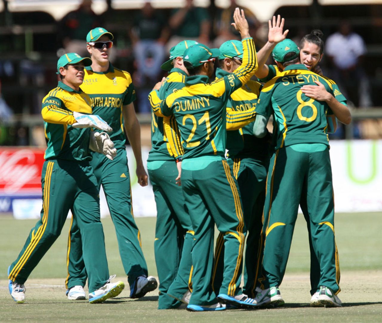 Wayne Parnell is congratulated after a wicket, Australia v South Africa, tri-series final, Harare, September 6, 2014