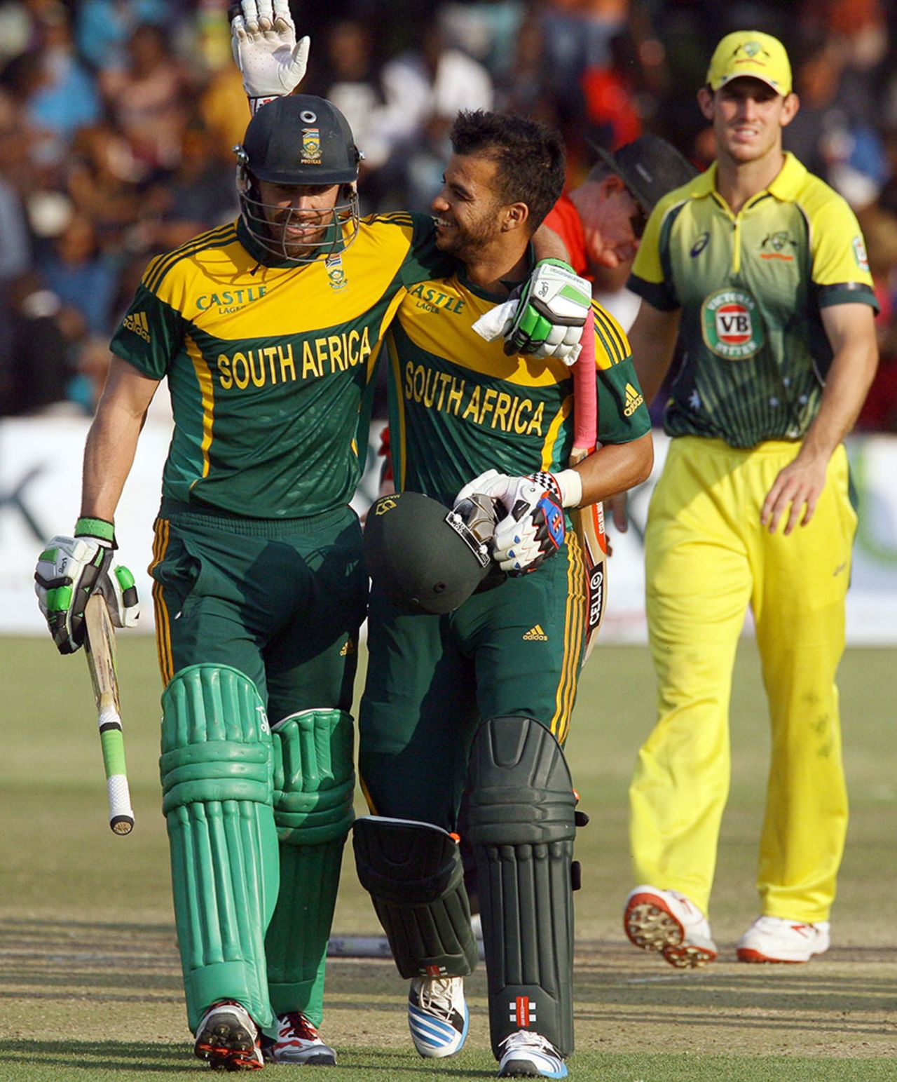 AB de Villiers and JP Duminy embrace after sealing the win, Australia v South Africa, tri-series final, Harare, September 6, 2014