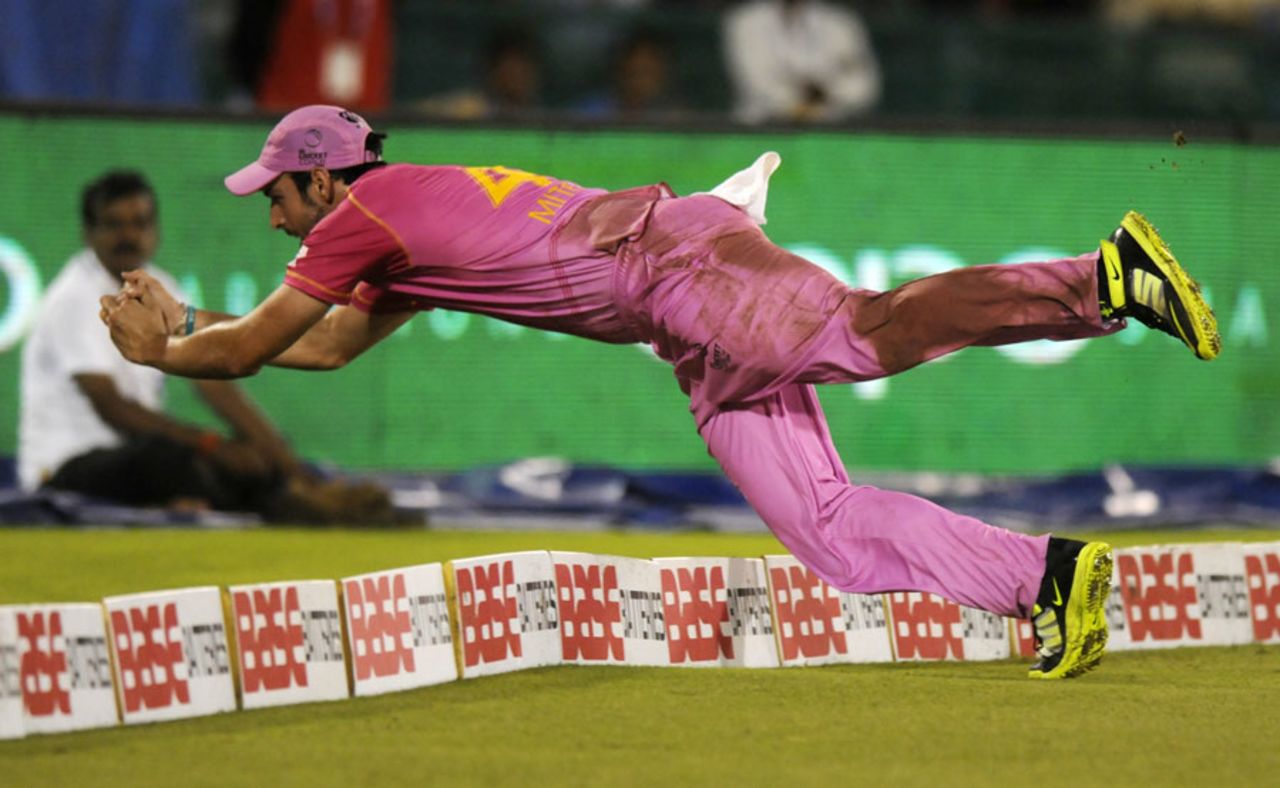 Daryl Mitchell makes a valiant attempt to stop a boundary, Northern Knights v Southern Express, CLT20 qualifier, Raipur, September 13, 2014