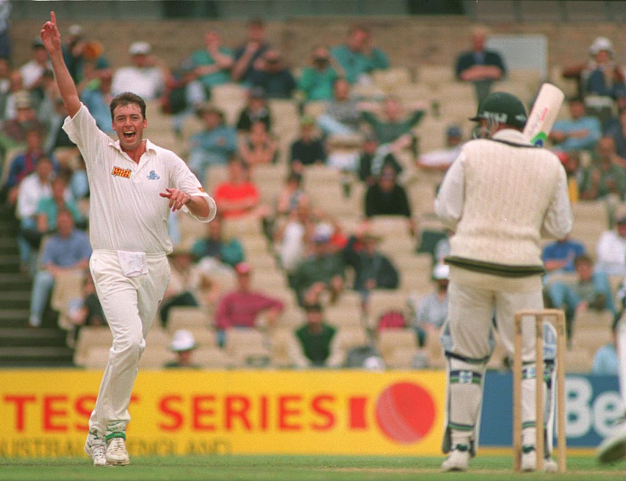 Angus Fraser celebrates a wicket, Australia v England, 3rd Test, Sydney, 3rd day, January 3, 1995