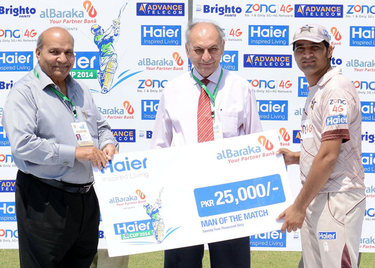 Shoaib Laghari poses with his Man of the Match cheque, Hyderabad Hawks v Quetta Bears, Haier Cup National T20, Karachi, September 17, 2014