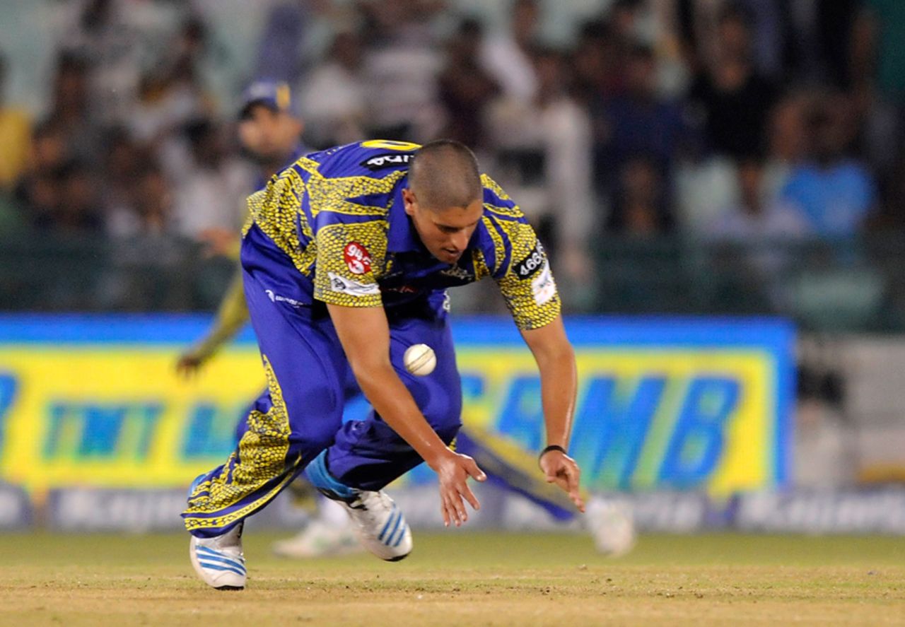 Rory Kleinveldt fumbles the ball, Cape Cobras v Northern Knights, Champions League T20, Raipur, September 19, 2014