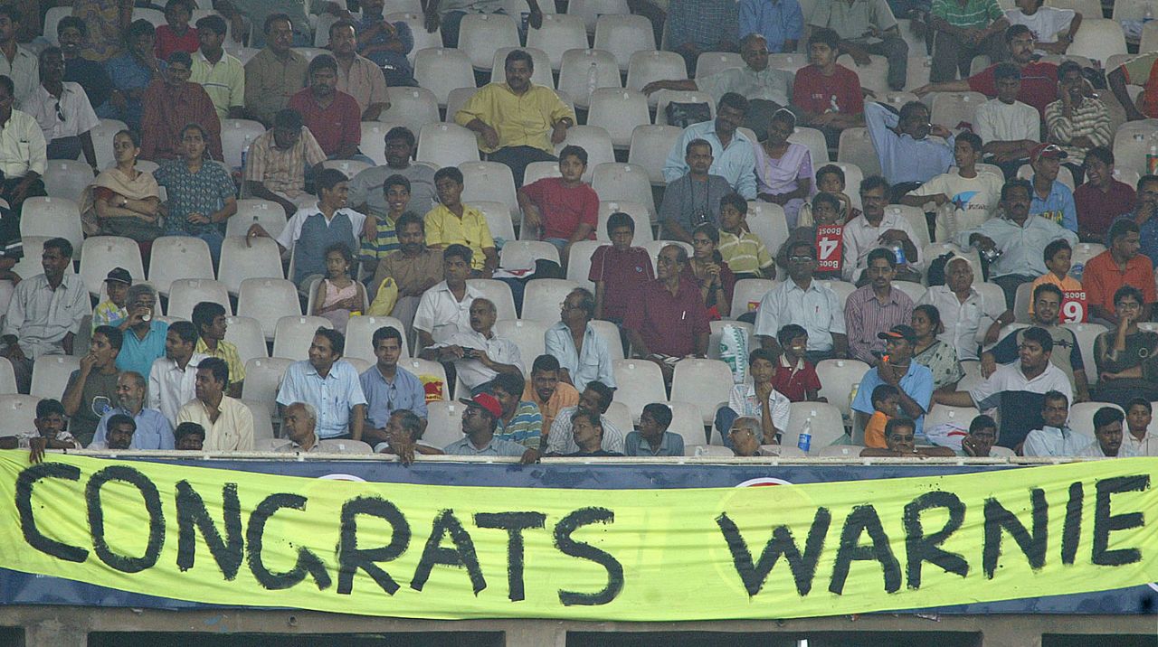Fans at Chepauk have a message for Shane Warne, Chennai, October 15, 2004