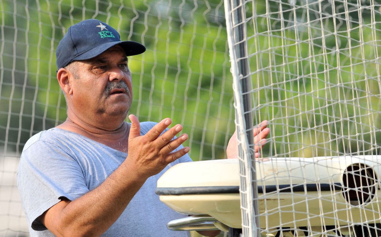 Dav Whatmore talks during a training session, Lahore, October 1, 2013