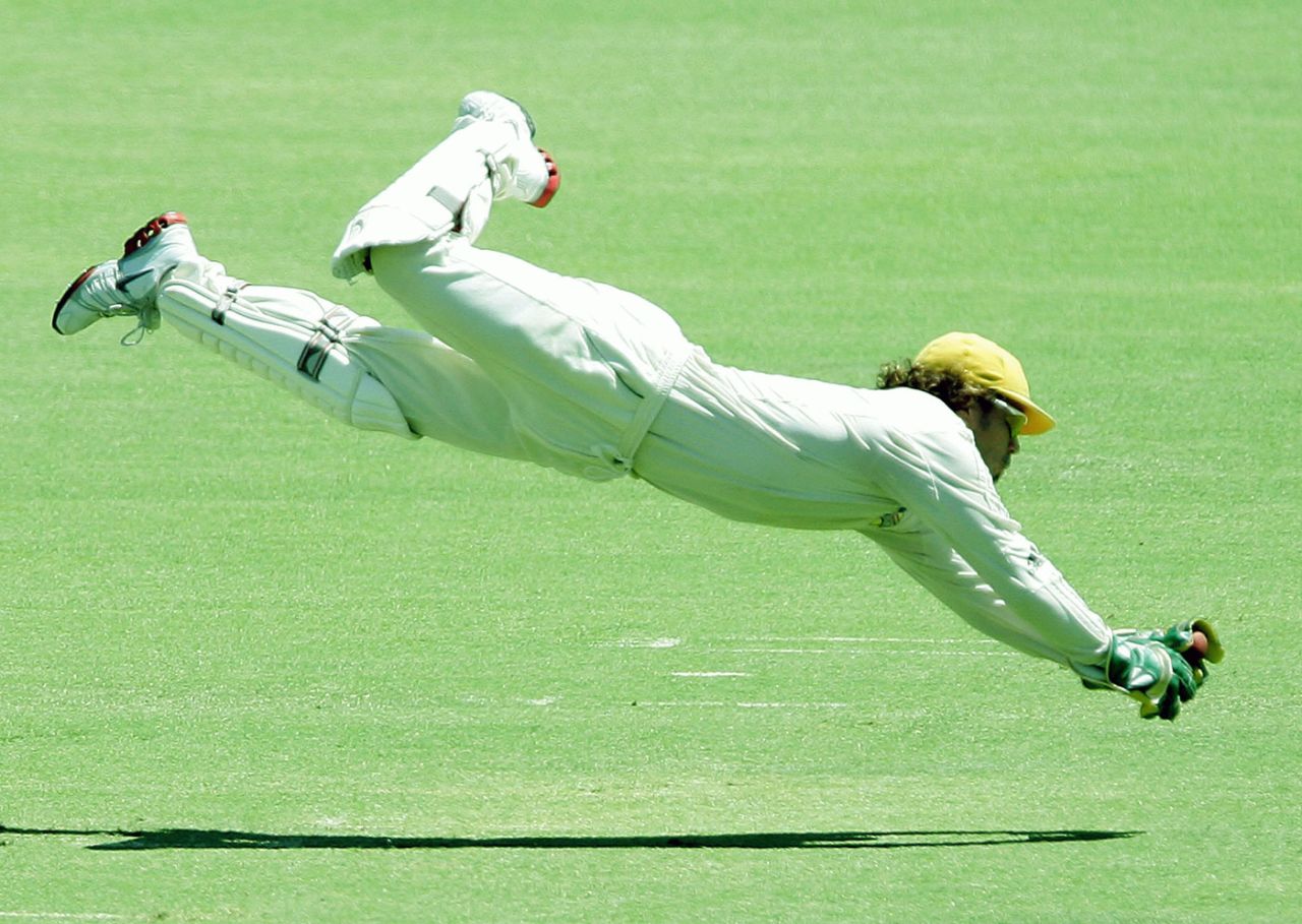 Ryan Campbell dives for a catch, Western Australia v Queensland, Pura Cup, 3rd day, Perth, January 17, 2006