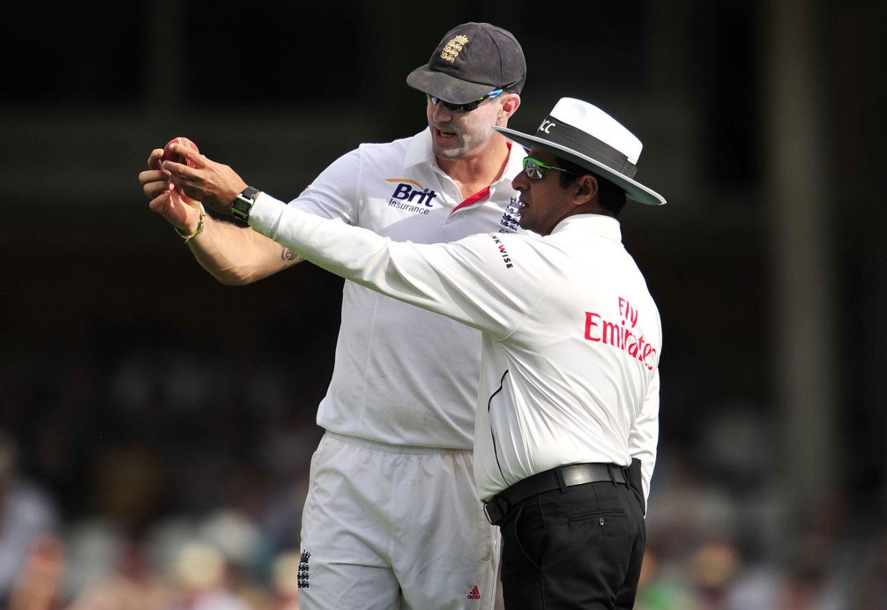 Kevin Pietersen and umpire Aleem Dar inspect the ball, England v Australia, 5th Investec Test, The Oval, 1st day, August 21, 2013