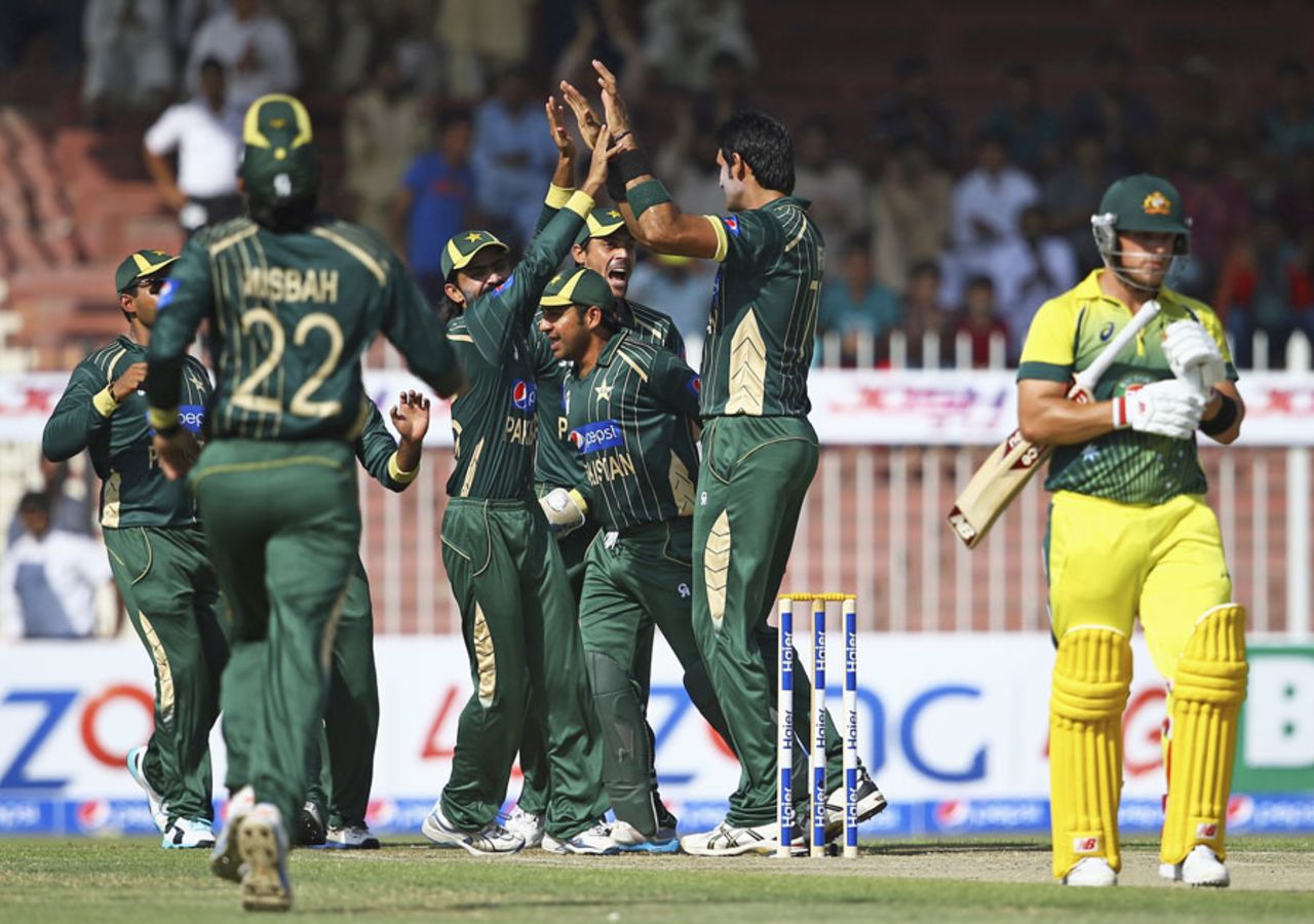 Mohammad Irfan dismissed Aaron Finch off the first ball of the game, Pakistan v Australia, 1st ODI, Sharjah, October 7, 2014